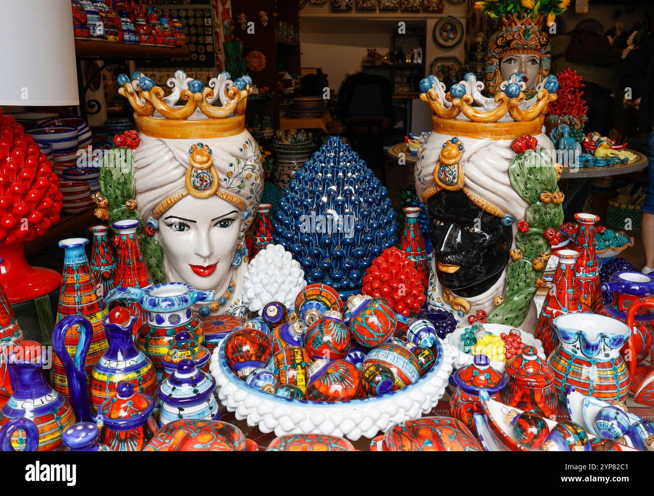 TESTE DI Moro in ceramica SICILIANA o teste di Moro intorno alla città di Taormina, in Sicilia. Moor’s Heads era usato come elemento decorativo nelle case e nei balconi Foto Stock