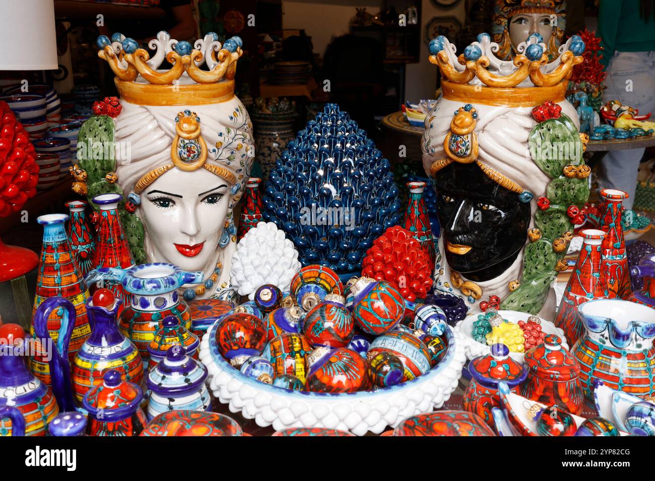 TESTE DI Moro in ceramica SICILIANA o teste di Moro intorno alla città di Taormina, in Sicilia. Moor’s Heads era usato come elemento decorativo nelle case e nei balconi Foto Stock