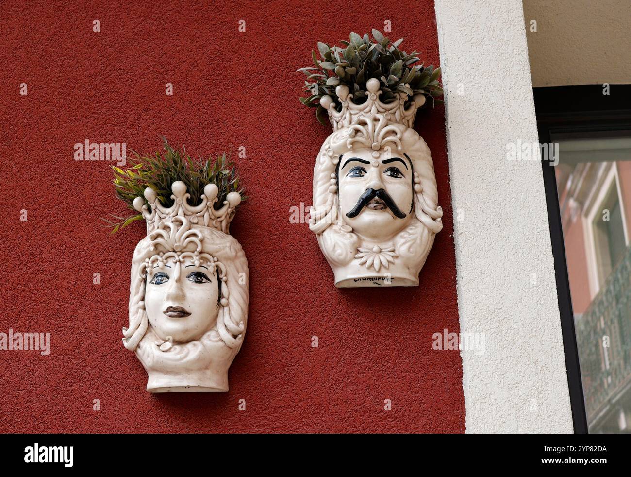 TESTE DI Moro in ceramica SICILIANA o teste di Moro intorno alla città di Taormina, in Sicilia. Moor’s Heads era usato come elemento decorativo nelle case e nei balconi Foto Stock
