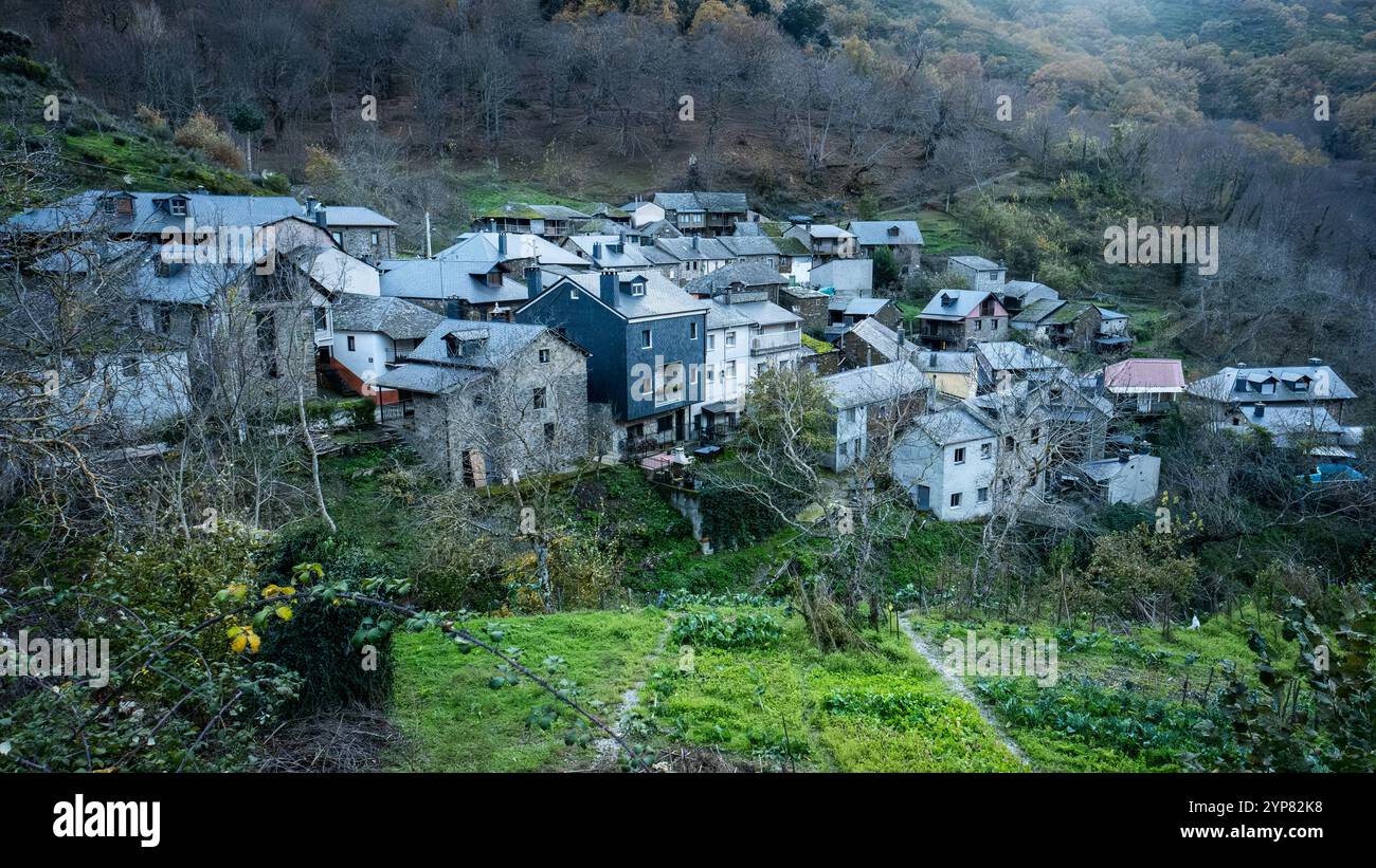 Gruppo di case in pietra annidate in una pittoresca valle in manzanedo de valdueza, spagna Foto Stock