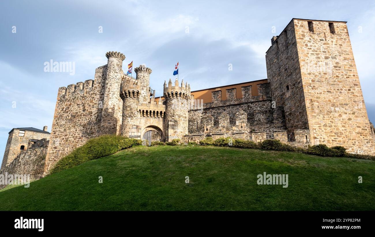Il maestoso castello templare di ponferrada mostra le sue mura e torri fortificate Foto Stock