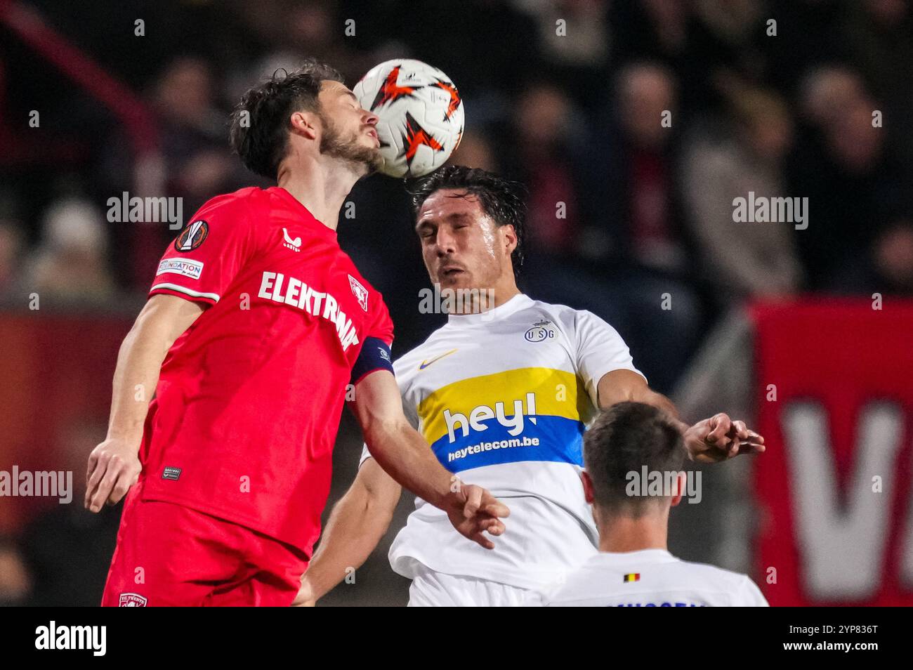 Enschede, Paesi Bassi. 28 novembre 2024. ENSCHEDE, PAESI BASSI - NOVEMBRE 28: Ricky van Wolfswinkel del FC Twente e Kevin Mac Allister dell'Union Saint-Gilloise gareggiano per la testa di palla durante la fase MD5 della UEFA Europa League 2024/25 tra FC Twente e R. Union Saint-Gilloise allo stadio FC Twente il 28 novembre 2024 a Enschede, Paesi Bassi. (Foto di René Nijhuis/MB Media) credito: MB Media Solutions/Alamy Live News Foto Stock