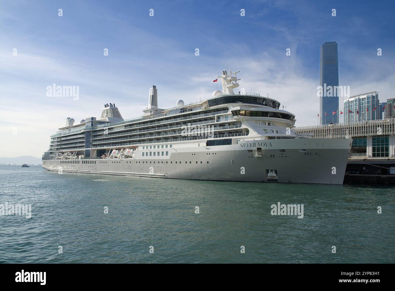 La nave da crociera Silver Nova nel Victoria Harbour in una giornata di sole. Hong Kong - 24 ottobre 2024 Foto Stock