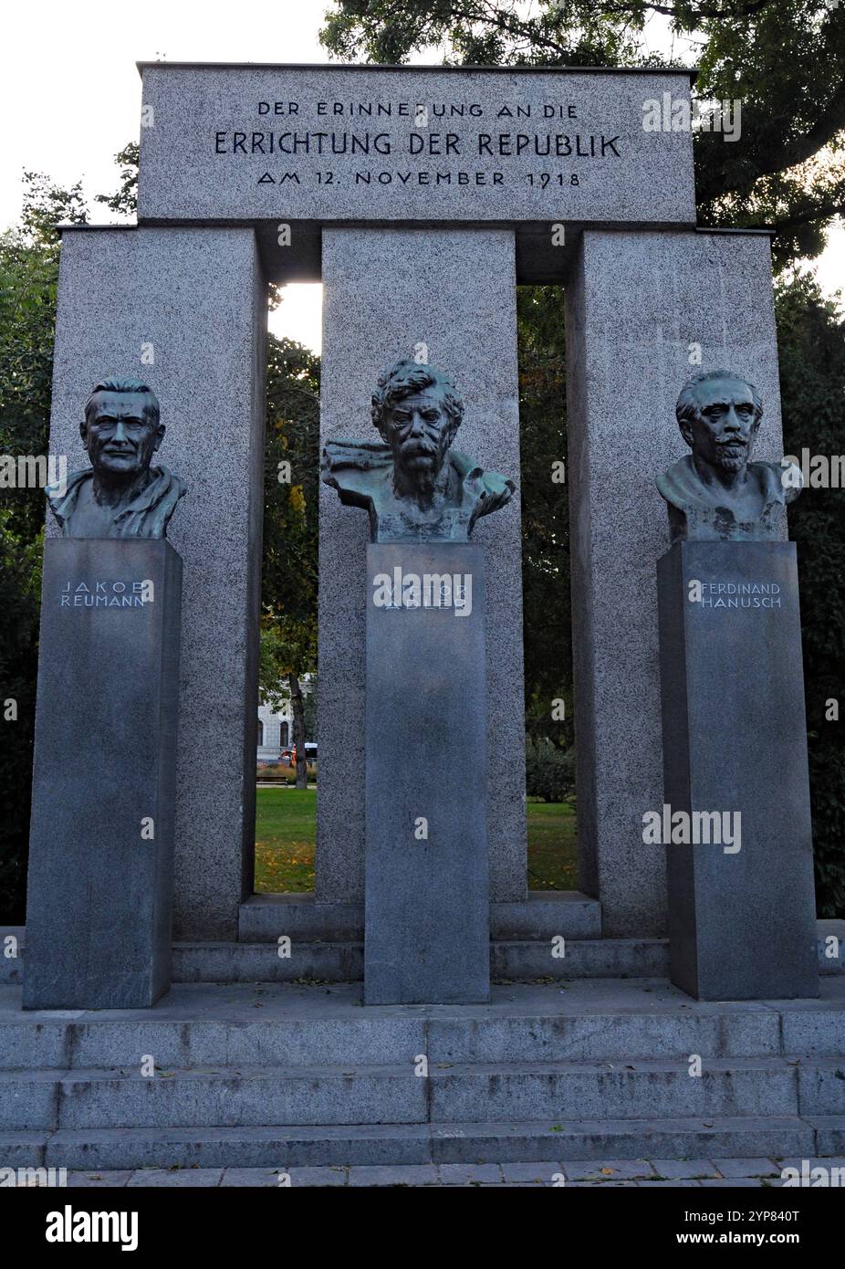 Il Monumento alla Repubblica di Vienna (Denkmal der Republik), vicino all'edificio del parlamento, commemora la fondazione della Repubblica di Germania-Austria. Foto Stock