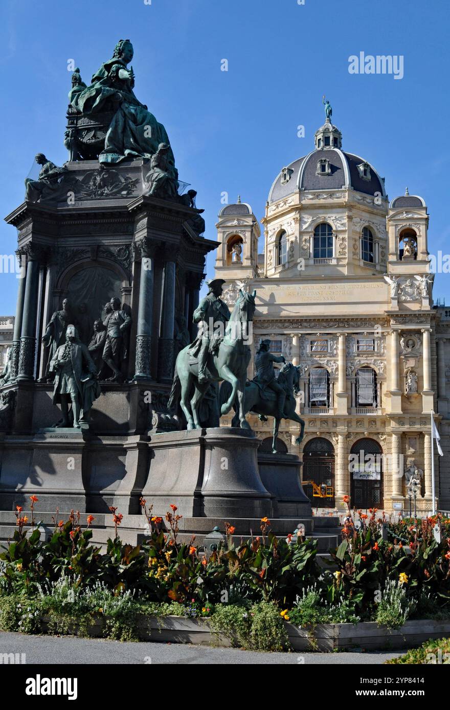 Il monumento ornato dell'imperatrice Maria Teresa di fronte al Museo Naturhistorisches di Maria-Theresien-Platz a Vienna. Foto Stock