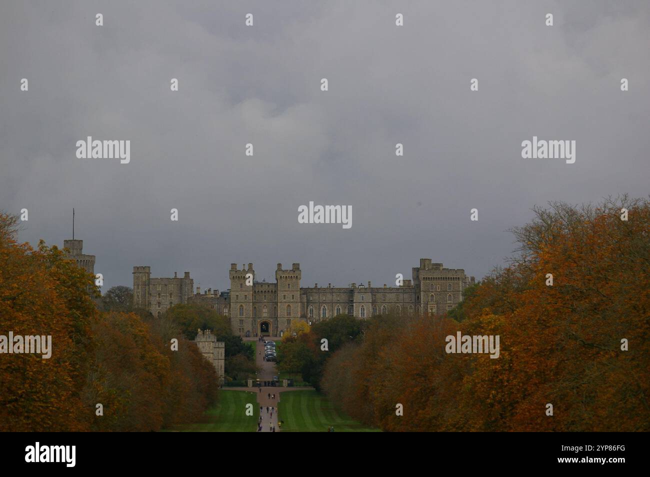 Il Castello di Windsor e la lunga passeggiata - nei colori autunnali Foto Stock