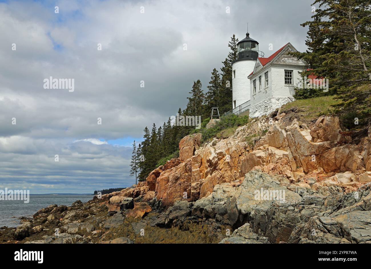 Paesaggio con Bass Harbor Head Light, Acadia National Park, Maine Foto Stock