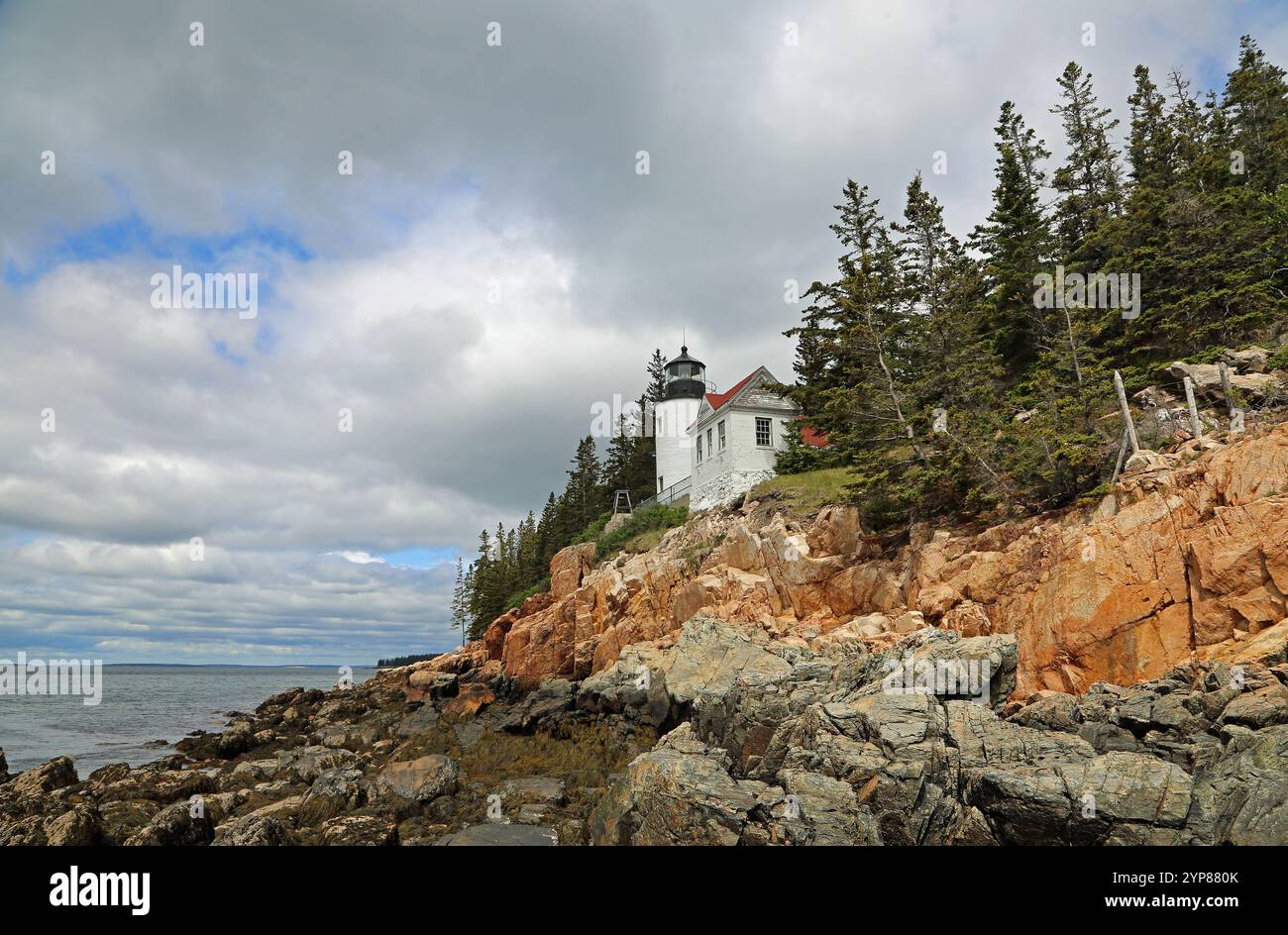 Paesaggio con Bass Harbor Head Light, Acadia National Park, Maine Foto Stock
