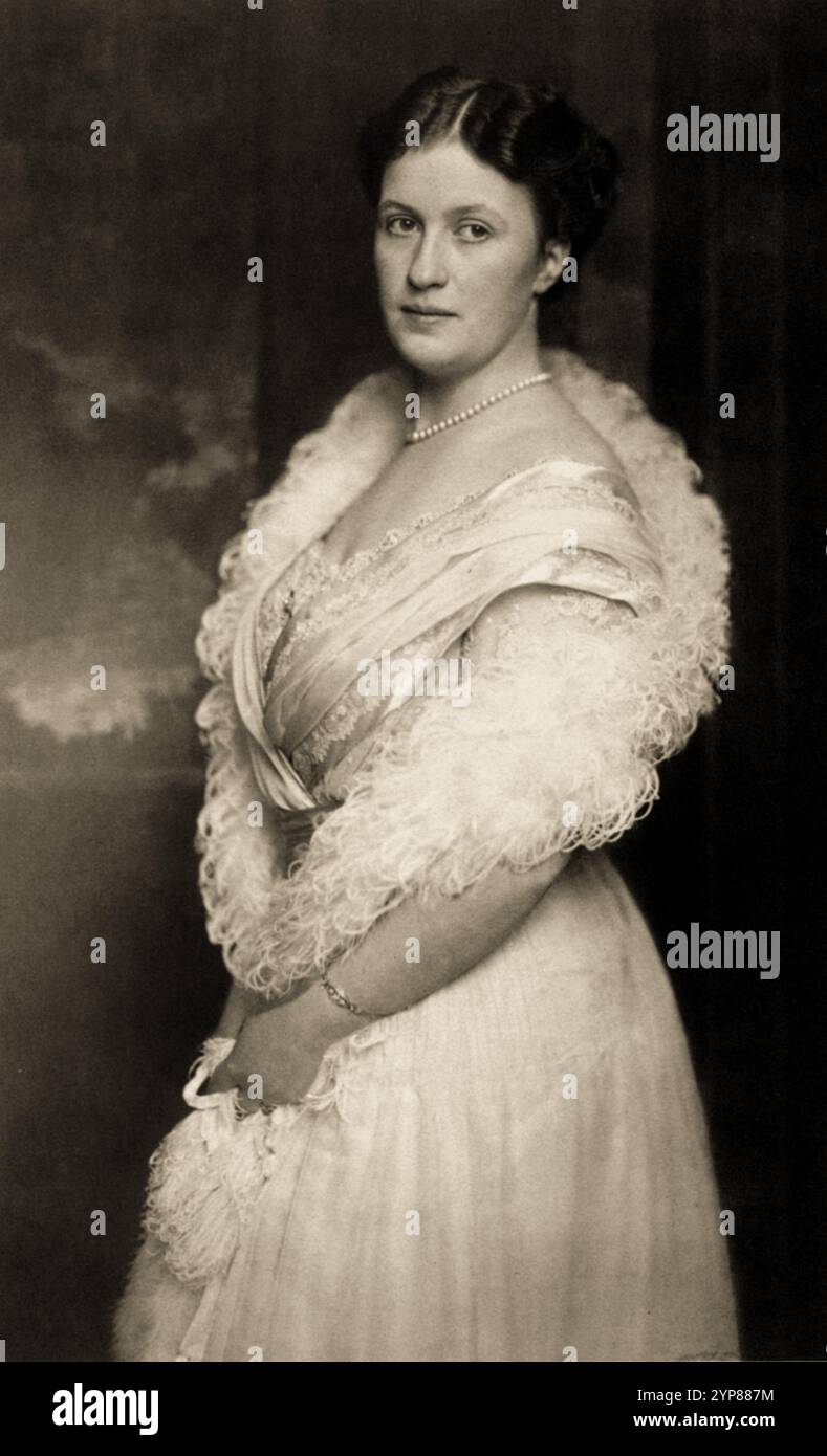 1909 , ESSEN , Ruhr , GERMANIA : il milionario tedesco BERTHA Von KRUPP Von Bohlen und Halbach ( 1886 - 1957 ), figlia di Friedrich Alfred Krupp ( 1854 - 1902) suicidata dopo uno scandalo gay . Bertha si sposò con Gustav von Krupp von Bohlen und Halbach ( 1870 - 1950 ) che assunse il cognome di Krupp quando sposò l'erede di Krupp, Gustav, soprannominata Taffi, gestì il conglomerato tedesco Friedrich Krupp AG dell'industria pesante dal 1909 al 1941 . Fu incriminato per accusa ai processi nazisti di Norimberga del 1945, ma le accuse furono ritirate a causa della sua salute precaria. Durante il Fi Foto Stock