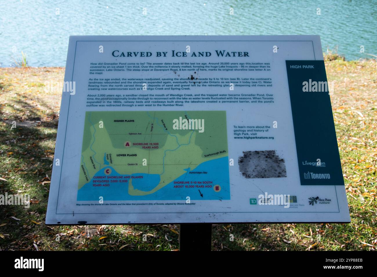 Cartello informativo sulla geologia e la storia del laghetto di Grenadier a High Park su Bloor Street West a Toronto, Ontario, Canada Foto Stock