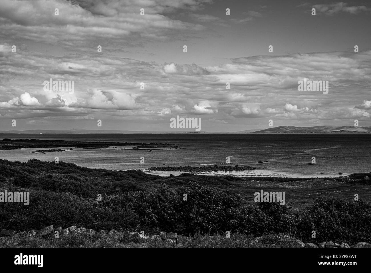 "Above the Water" - paesaggio bianco e nero, Galway Bay, Irlanda Foto Stock