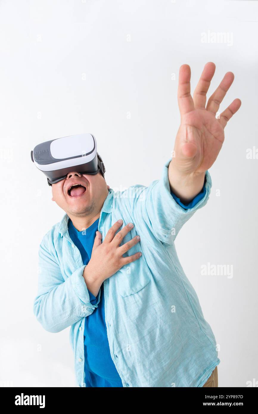Uomo che indossa VR Foto Stock