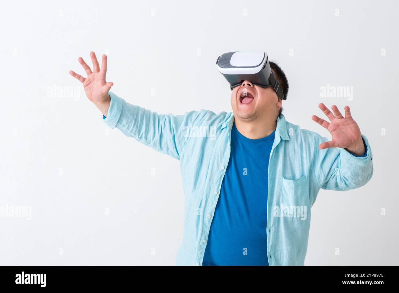 Uomo che indossa VR Foto Stock