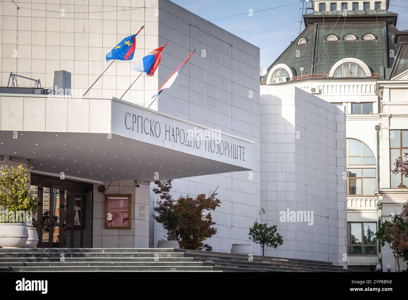 NOVI SAD, SERBIA - 12 OTTOBRE 2024: Srpsko narodno pozoriste (Teatro Nazionale serbo) a Novi Sad, un importante punto di riferimento culturale e architettonico Foto Stock