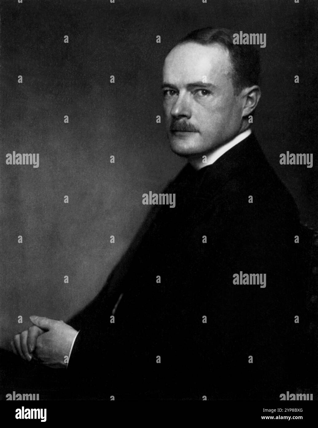 1909 , ESSEN , Ruhr , GERMANIA : il milionario tedesco Gustav von Krupp von Bohlen und Halbach ( 1870 – 1950 ), sposato con l'ereditiera BERTHA von KRUPP Von Bohlen und Halbach ( 1886 - 1957 ), figlia di Friedrich Alfred Krupp ( 1854 - 1902) suicidata dopo uno scandalo gay . Il barone Gustav von Bohlen und Halbach assunse il cognome di Krupp quando si sposò. Gustav, soprannominato Taffi, gestiva il conglomerato tedesco Friedrich Krupp AG dell'industria pesante dal 1909 al 1941. Fu incriminato per accusa ai processi nazisti di Norimberga del 1945, ma le accuse furono ritirate a causa della sua salute precaria. Foto Stock