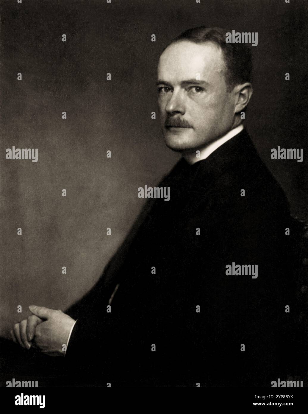 1909 , ESSEN , Ruhr , GERMANIA : il milionario tedesco Gustav von Krupp von Bohlen und Halbach ( 1870 – 1950 ), sposato con l'ereditiera BERTHA von KRUPP Von Bohlen und Halbach ( 1886 - 1957 ), figlia di Friedrich Alfred Krupp ( 1854 - 1902) suicidata dopo uno scandalo gay . Il barone Gustav von Bohlen und Halbach assunse il cognome di Krupp quando si sposò. Gustav, soprannominato Taffi, gestiva il conglomerato tedesco Friedrich Krupp AG dell'industria pesante dal 1909 al 1941. Fu incriminato per accusa ai processi nazisti di Norimberga del 1945, ma le accuse furono ritirate a causa della sua salute precaria. Foto Stock