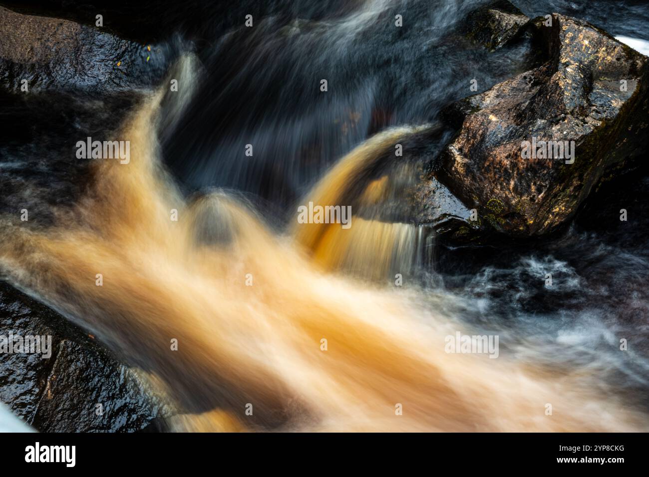 "A valle" - paesaggio, flusso fluviale, esposizione lunga, Irlanda Foto Stock