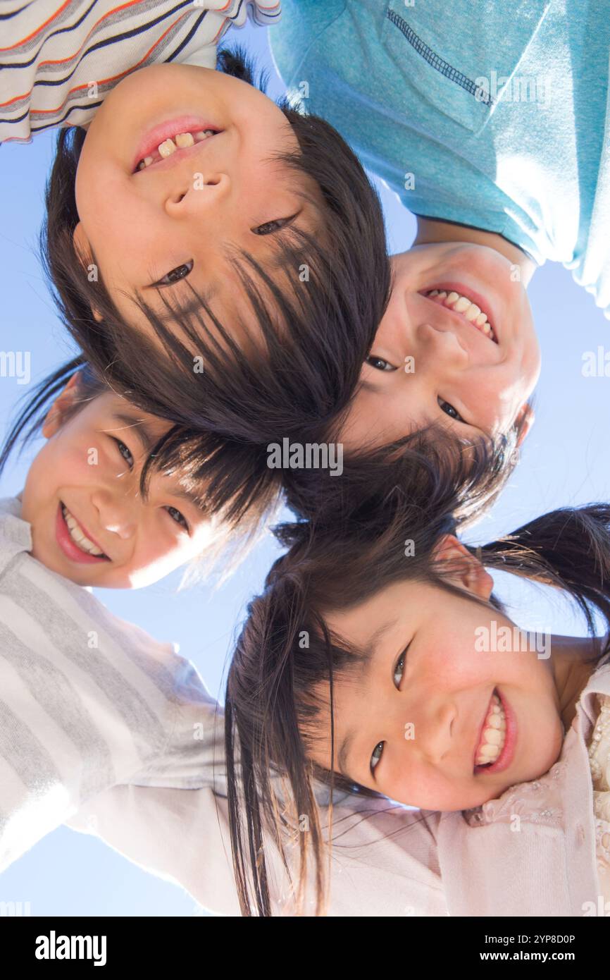 Scuole primarie bambini in cerchio Foto Stock