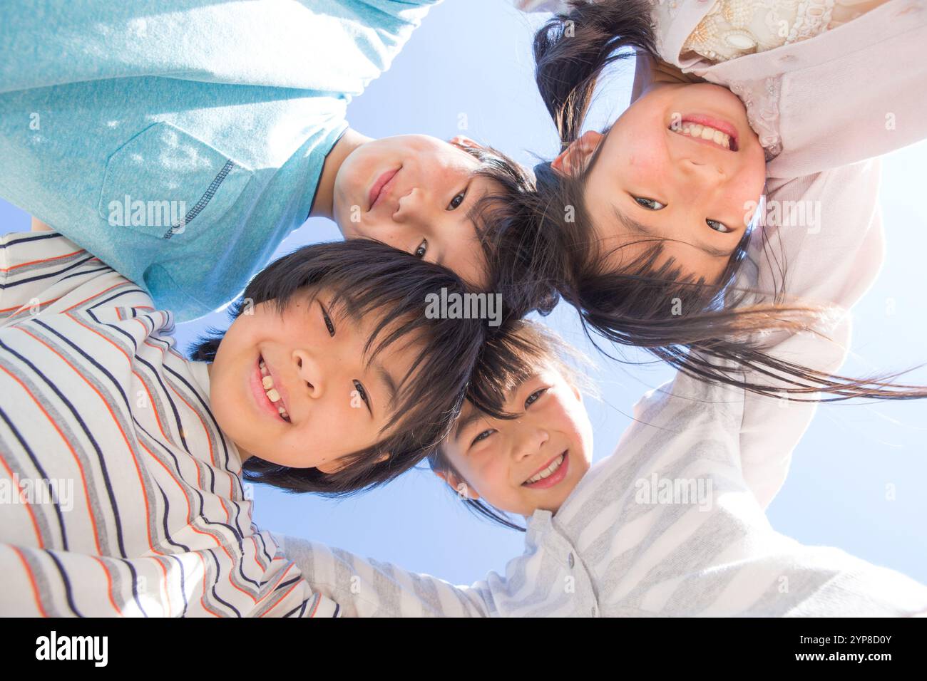 Scuole primarie bambini in cerchio Foto Stock