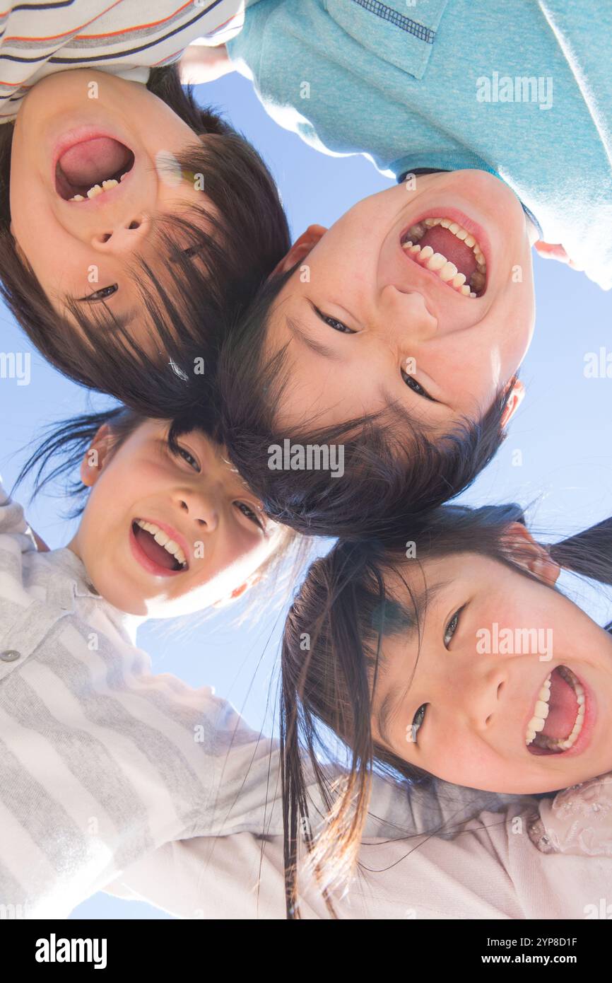 Scuole primarie bambini in cerchio Foto Stock