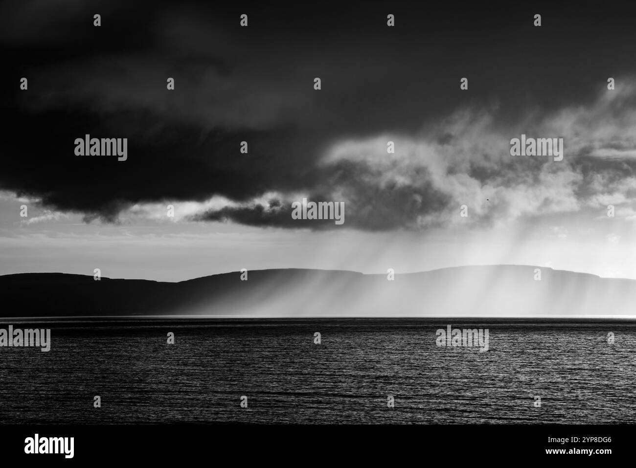 "Sunbath" - paesaggio bianco e nero, luce del sole attraverso le nuvole sulle montagne del Burren e della Baia di Galway, Irlanda Foto Stock