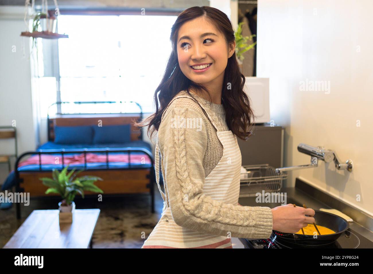 Donna che cucina Foto Stock