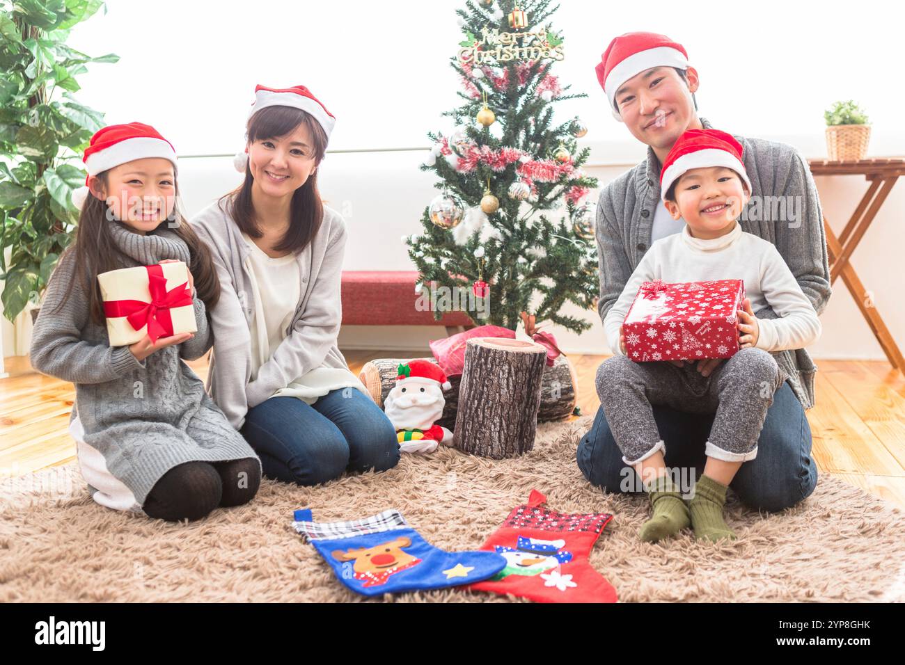 Famiglia che ha una festa di Natale Foto Stock