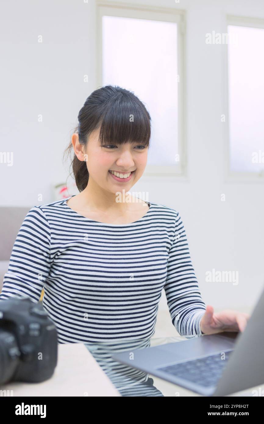 Donna che controlla le foto scattate Foto Stock