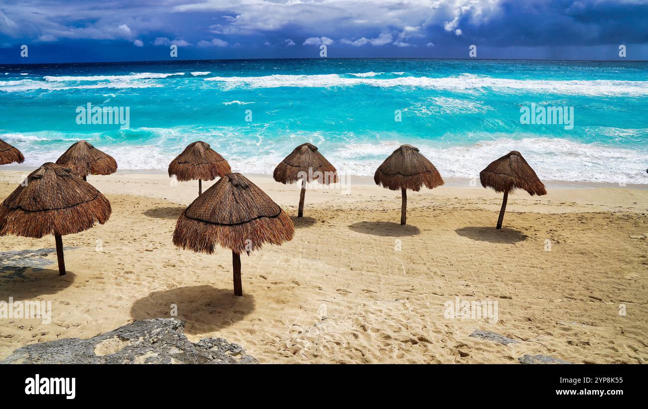 Cancun, Playa Delfines Beach - Ombrello sulle sabbie argentate della pittoresca spiaggia con acque blu acquamarina del Mar dei Caraibi Foto Stock