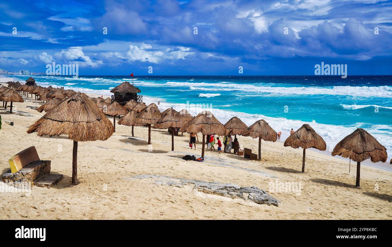Cancun, Playa Delfines Beach - Ombrello sulle sabbie argentate della pittoresca spiaggia con acque blu acquamarina del Mar dei Caraibi Foto Stock