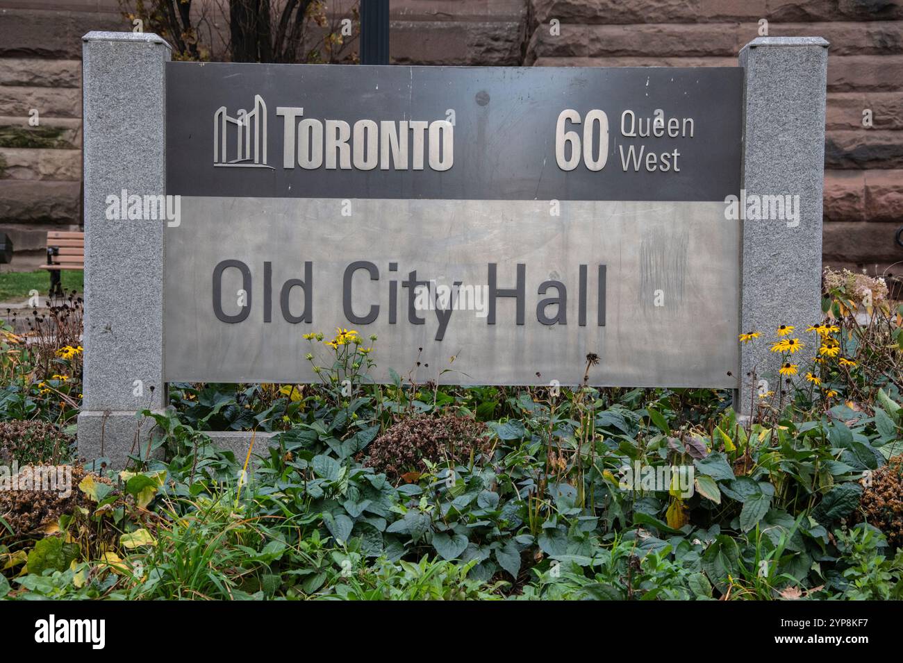 Cartello del vecchio municipio su Queen Street West nel centro di Toronto, Ontario, Canada Foto Stock