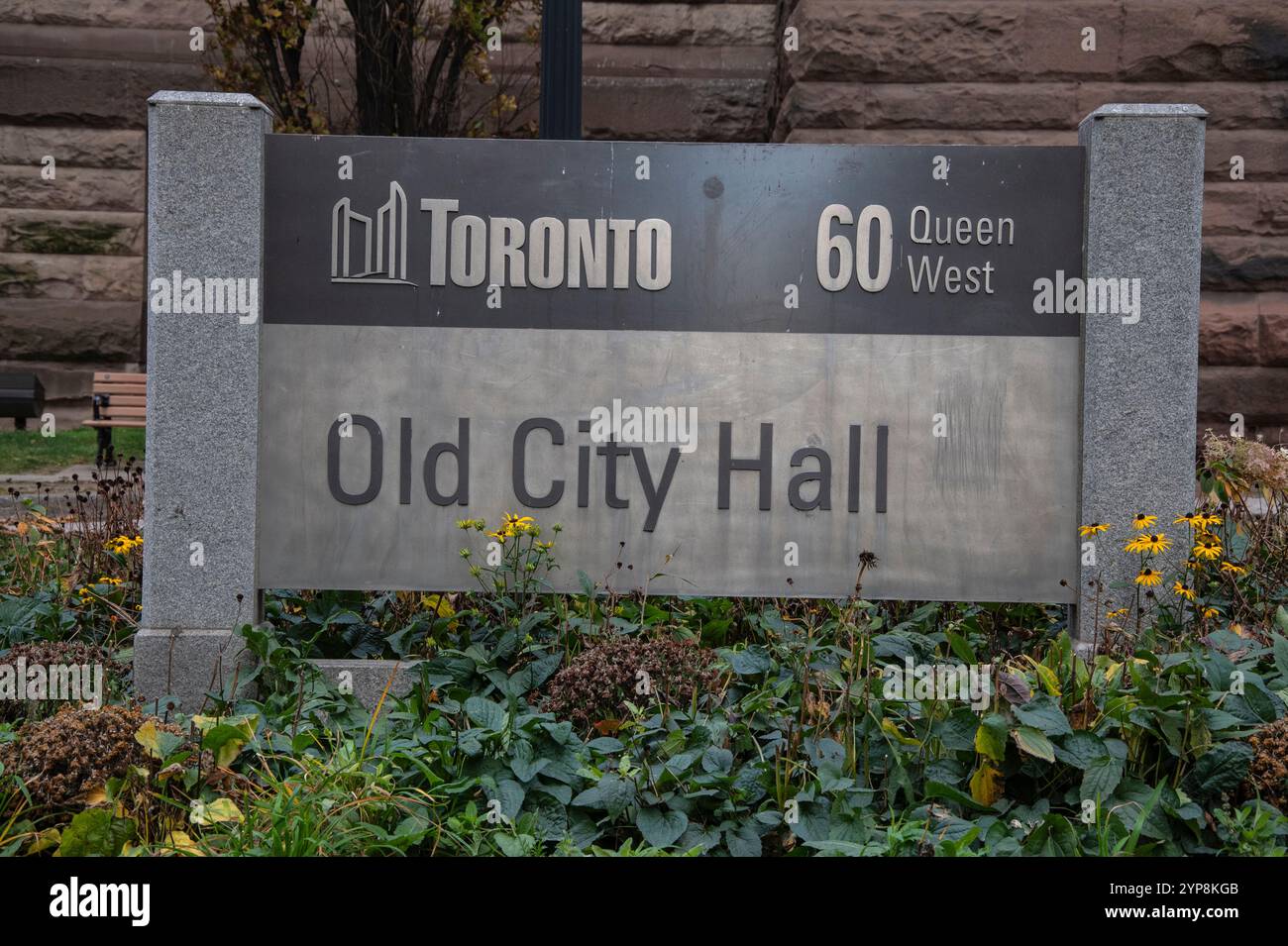 Cartello del vecchio municipio su Queen Street West nel centro di Toronto, Ontario, Canada Foto Stock