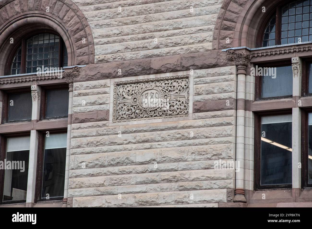 Costruito nel 1889, inciso in mensole nel vecchio municipio di Queen Street West nel centro di Toronto, Ontario, Canada Foto Stock