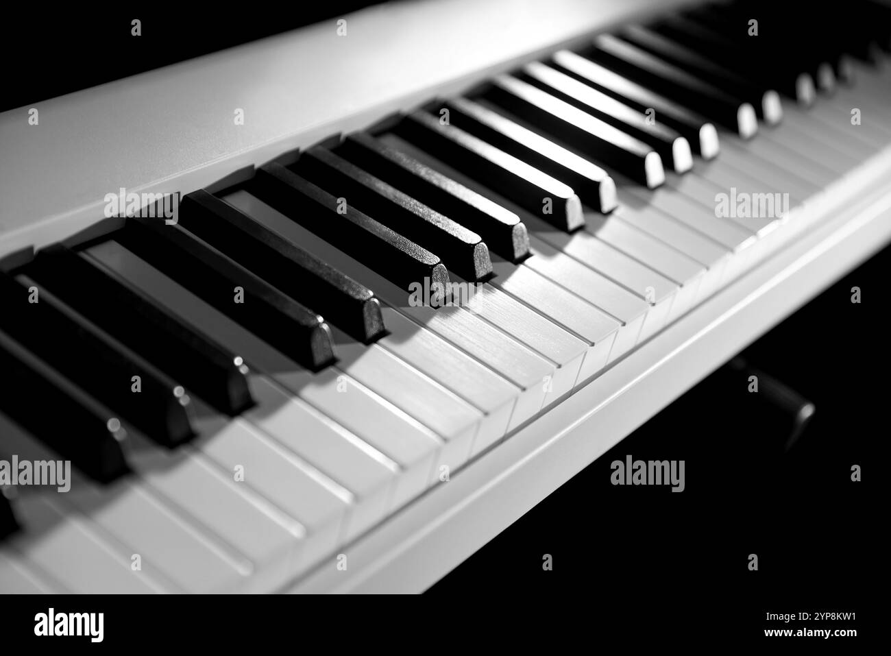 Sintetizzatore su sfondo nero, primo piano. Strumento musicale elettronico Foto Stock