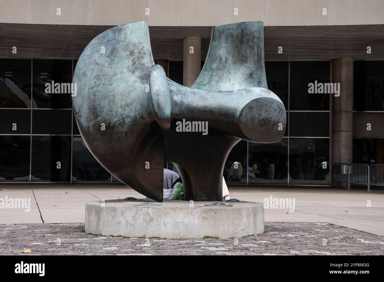 Pezzo a tre n. 2 conosciuto come scultura in bronzo Archer a Nathan Phillips Square in Queen Street West nel centro di Toronto, Ontario, Canada Foto Stock