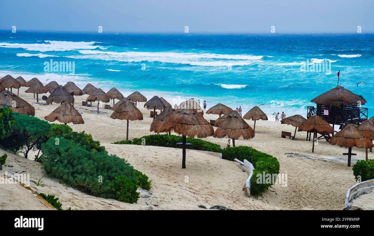 Cancun, Playa Delfines Beach - Ombrello sulle sabbie argentate della pittoresca spiaggia con acque blu acquamarina del Mar dei Caraibi Foto Stock