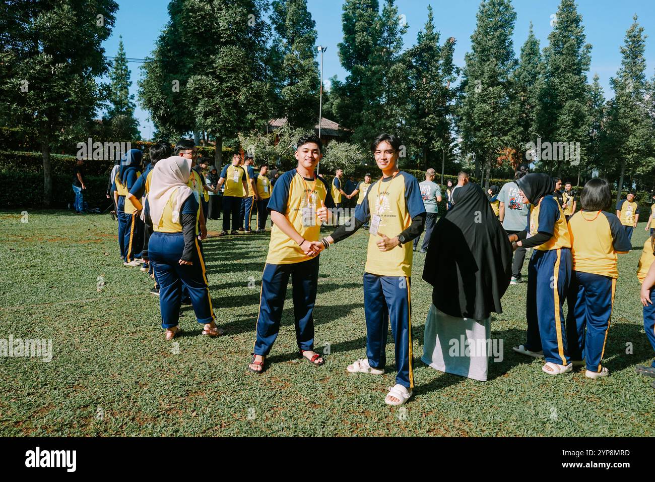 Bogor, 20 novembre 2024. Decine di persone si sono riunite su un ampio campo, creando un'atmosfera vivace e vivace. Ideale per eventi della comunità, o Foto Stock