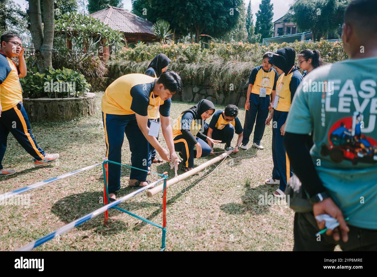 Bogor, 20 novembre 2024. Un gruppo di persone che partecipano ad attività di team building, promuovendo la collaborazione e il lavoro di squadra. Ideale per temi di lievito Foto Stock