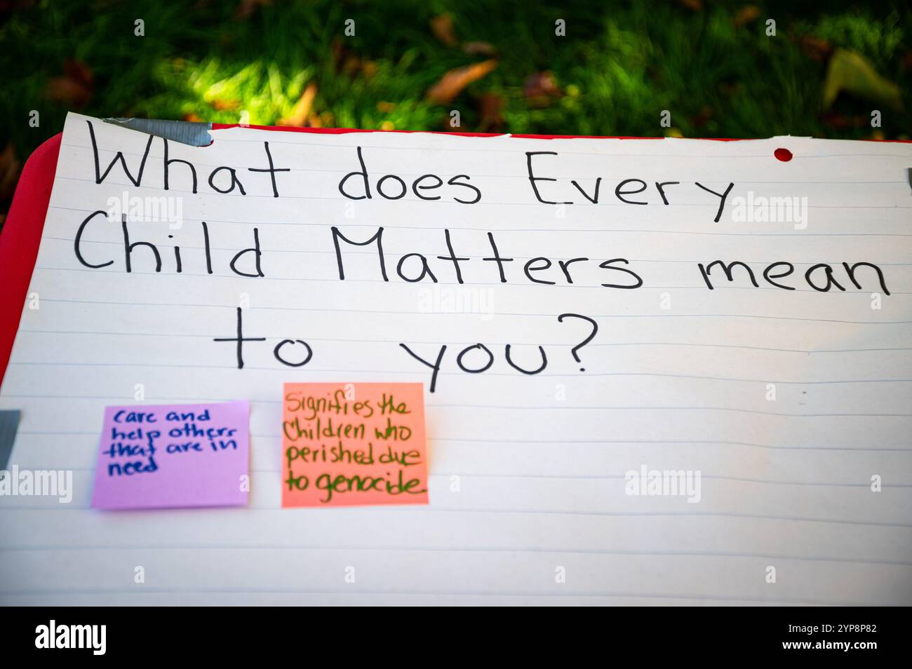 Firma da un evento Every Child Matters (alias Orange Shirt Day e National Day for Truth and Reconciliation) nella Columbia Britannica in Canada con le risposte. Foto Stock