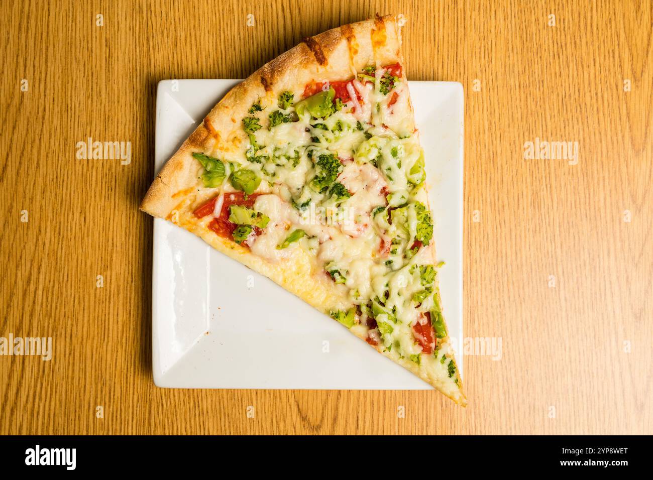 Fetta di pizza con broccoli Foto Stock