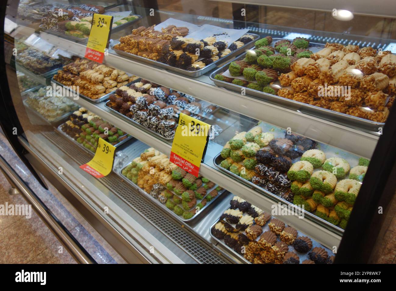 Gamma di dolci tradizionali al supermercato, Tabuk, Arabia Saudita. Nessuna PR Foto Stock