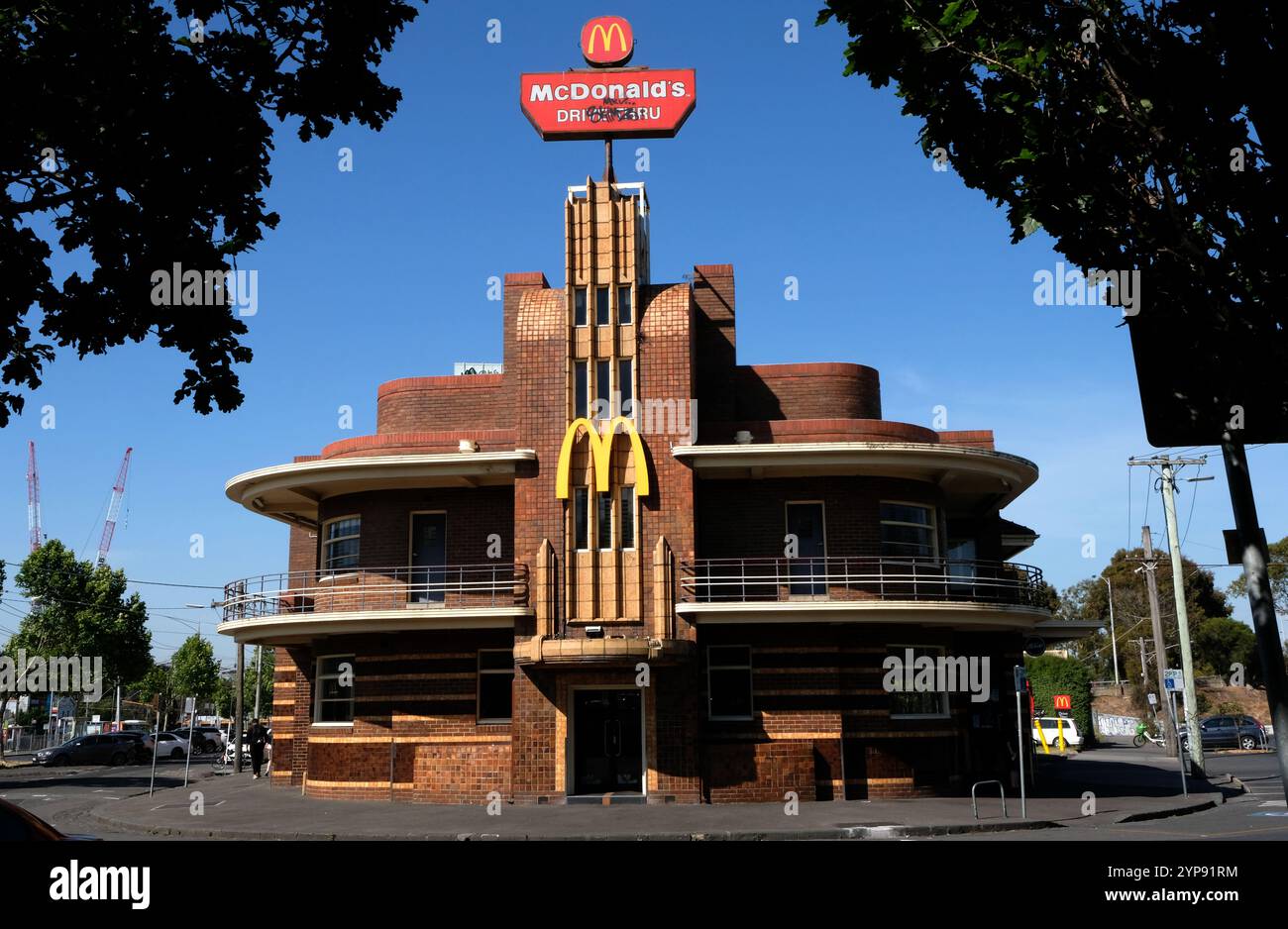 Un fast food McDonald's situato in un edificio art deco. Fitzroy North, Victoria, Australia Foto Stock