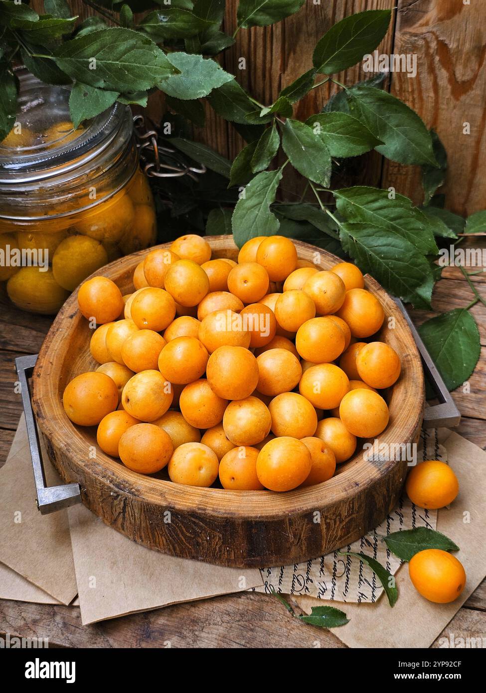 Antipasto piccante di prugna ciliegia su sfondo di legno Foto Stock