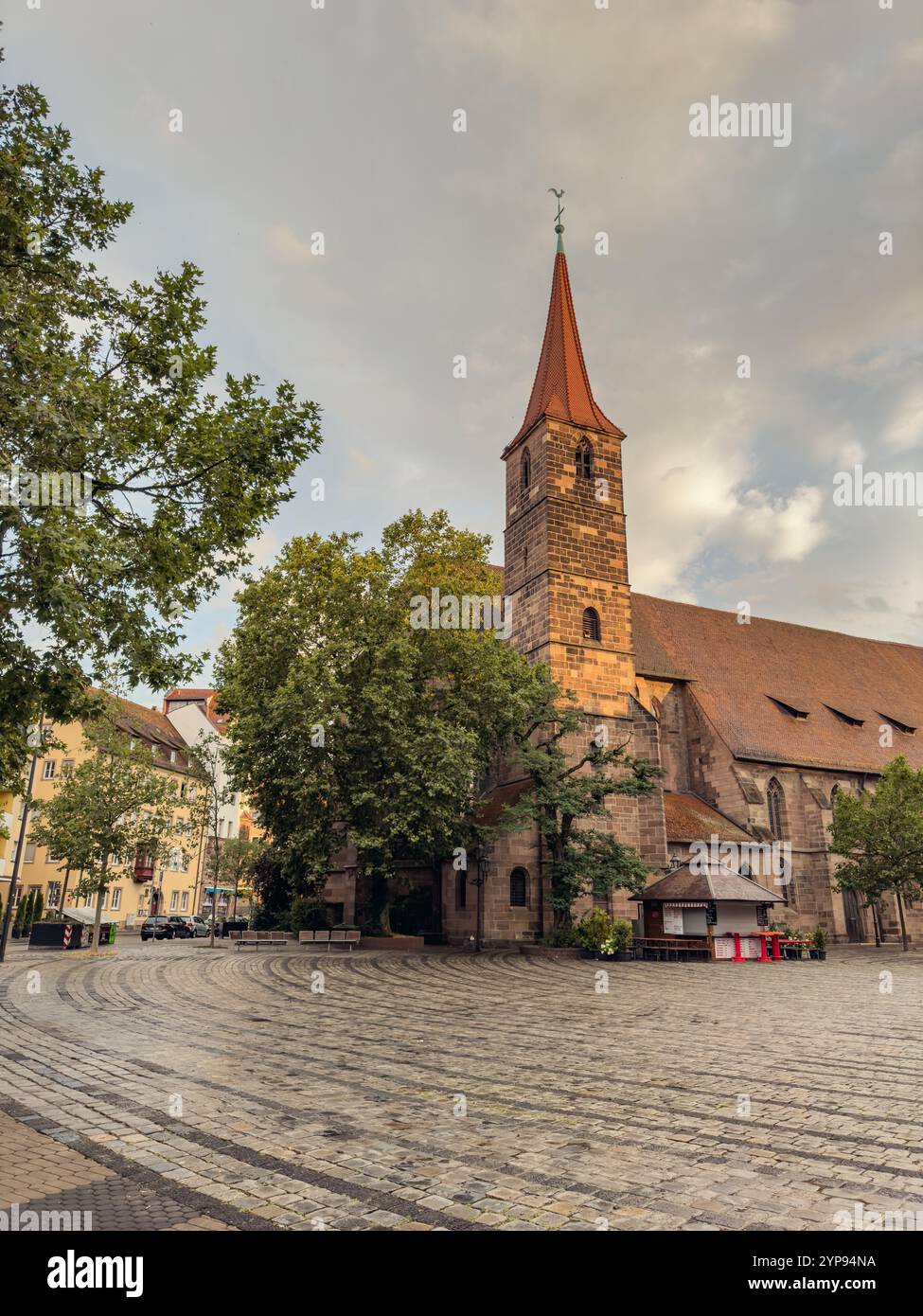 Vista della chiesa di San Jakob nella parte vecchia della città di Norimberga. È la seconda città più grande della Baviera Foto Stock