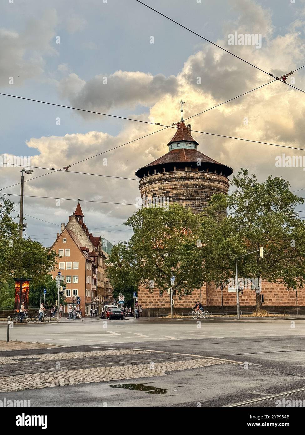 Norimberga, Germania - 24 luglio 2023: Veduta della torre Frauentorturm (Torre delle donne o Torre della porta delle donne) nel centro storico di Norimberga Foto Stock
