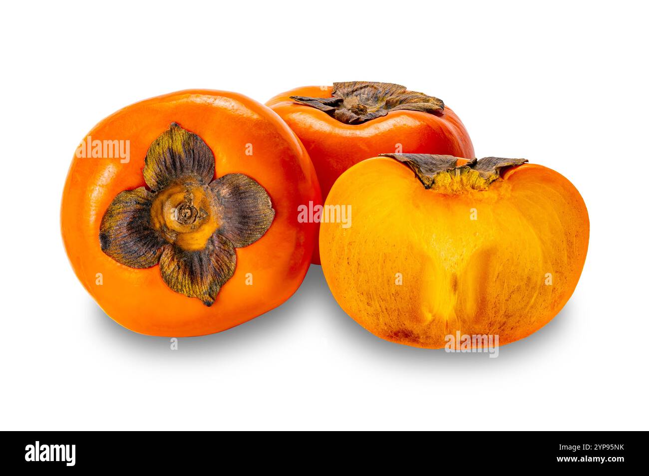 Frutto di cachi maturi, kaki Diospyros, cachi cinese, cachi giapponese, interi e mezzo isolati su sfondo bianco con percorso di ritaglio. Foto Stock