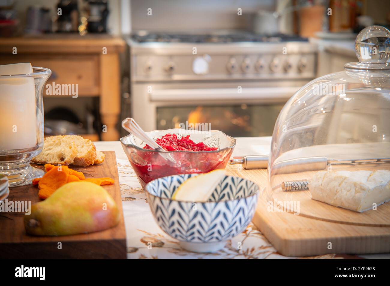 Formaggio, pane, vino, frutta e antipasti fatti in casa con mirtilli rossi e tacchino del Ringraziamento in forno Foto Stock