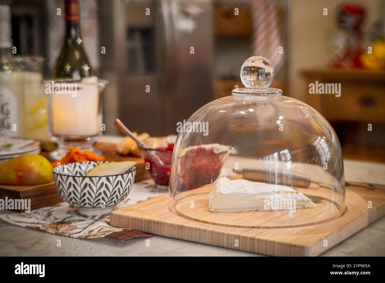 Formaggio, pane, vino, frutta e antipasti fatti in casa con mirtilli rossi prima di un pasto del Ringraziamento Foto Stock