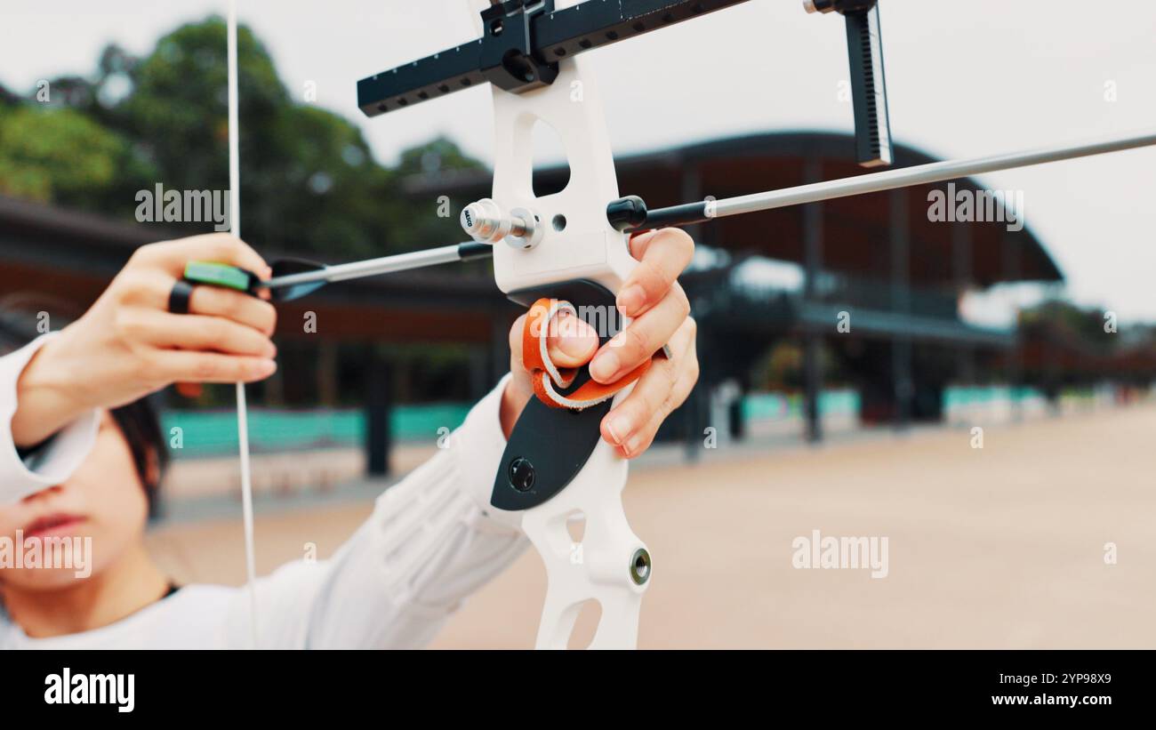 Mani, arciere e arco per l'allenamento, mirare e prepararsi alla competizione, all'attrezzatura e all'aperto per i giochi. Gara, atleta e pratica per i tornei Foto Stock