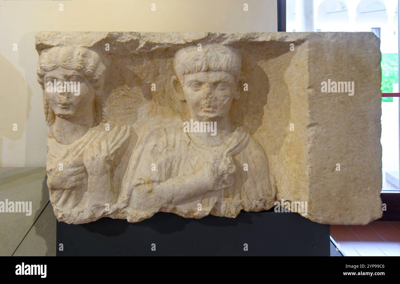 Brescia, Italia. Museo di Santa Giulia, patrimonio dell'umanità dell'UNESCO. Manufatti, statue e sculture del periodo romano. Foto Stock